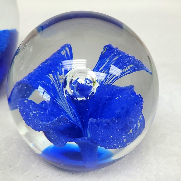 Vintage set of two hand blown art glass paperweightsBy Dynasty Gallery - Picture 3 of 7
